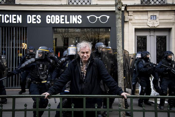 « Les gens qui protestaient paisiblement dans le cadre des cortèges se sont retrouvés hors du cadre institutionnel, puisqu’il était rompu. Les cortèges se sont émiettés en des dizaines ou centaines de points de rassemblement dans les grandes villes françaises. 