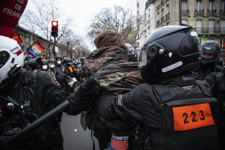 Les agents de la Brav interpellent un homme lors de la manifestation contre la réforme des retraites du 11 mars 2023