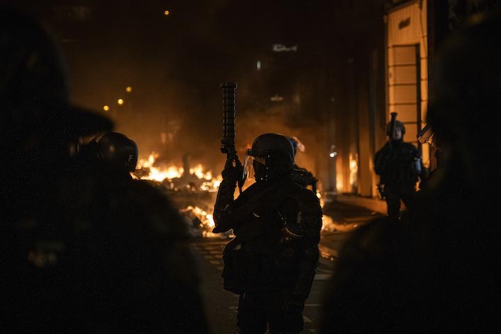 Un policier avec un lanceur Cougar, utilisé pour lancer les grenades du maintien de l'ordre, le 16 mars 2023 à Paris.