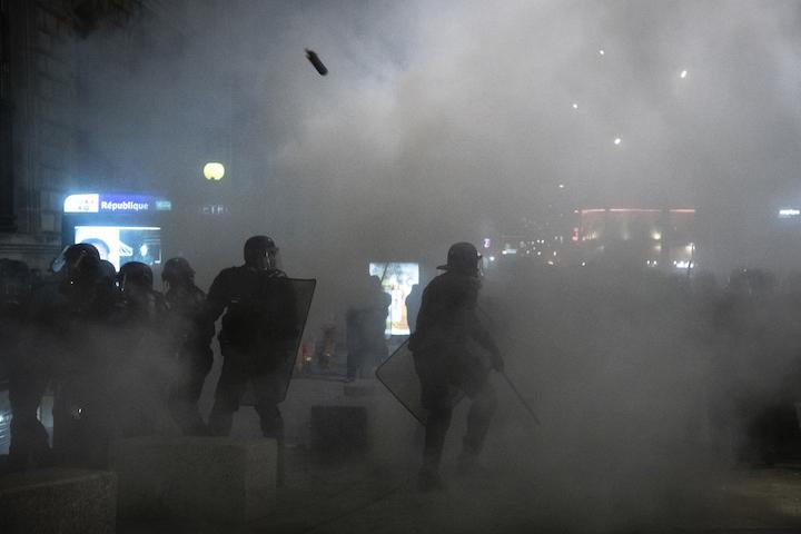 Le 21 mars 2023, lors d'un rassemblement à République, les forces de l'ordre font massivement usage de gaz lacrymogène.