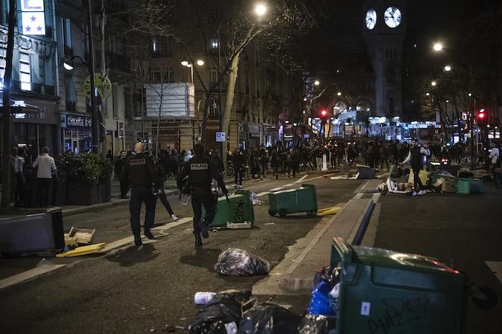Des manifestations sauvages ont eu lieu dans Paris, comme ici le 22 mars au soir, depuis l'annonce de l'utilisation du 49-3 par le gouvernement pour faire passer la réforme des retraites.