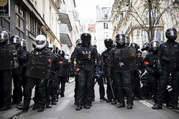 Des unités de la Brigade de répression de l'action violente motorisée (Brav-M) à Paris, lors de la manifestation du 23 mars 2023. 