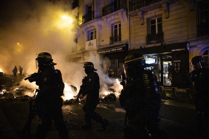 Le 23 mars au soir, le cortège s'est dispersé et des manifestations non-déclarées ont eu lieu, suivies de près par les forces de l'ordre.