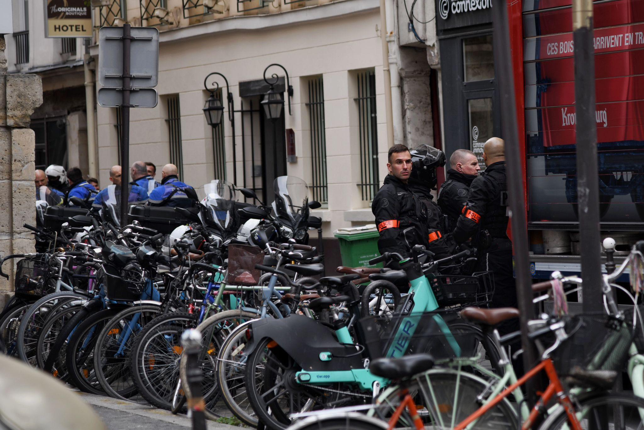 Les Brav-M de la 21e CI se sont postés rue de Picardie, dans le troisième arrondissement.