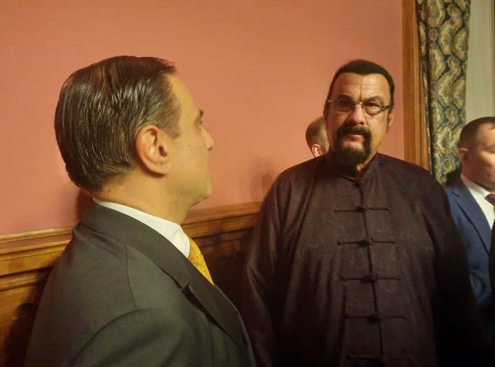 Petites salutations avec le héros de Piège en haute mer, Piège à grande vitesse, Piège à haut risque ou encore Piège en eaux profondes. 