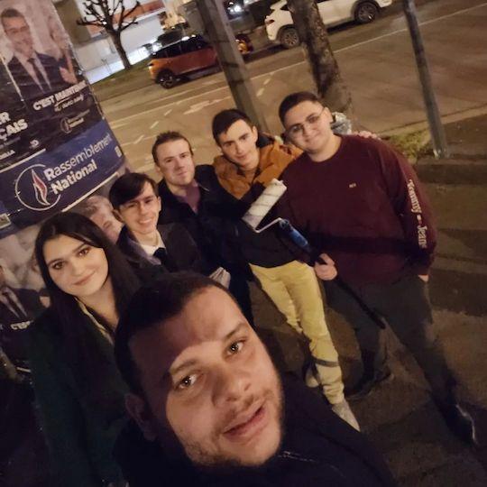 Le 22 mars, le hooligan des MesOs Reims Alex E. prend le selfie avec le groupe du RNJ, la responsable départementale et son adjoint.
