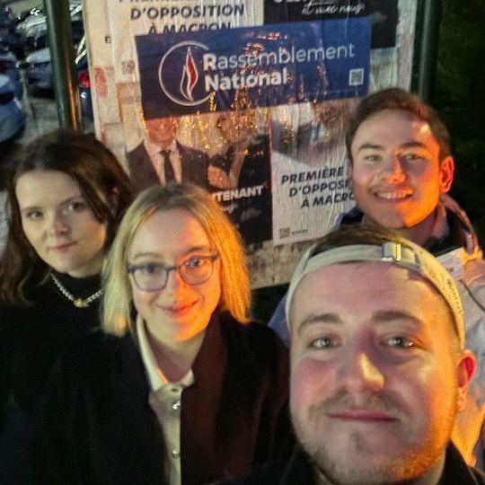 Le 18 mars, le RNJ 51 publie un selfie d'après collage de leur équipe. Celui qui tient le téléphone est Théo V., un membre des MesOs, des hooligans néonazis de Reims.