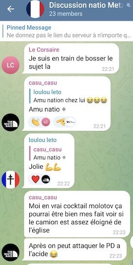 Un des membres du groupe propose avec un emoji d'attaquer Bilal Hassani « à l'acide », après avoir discuté de cocktails Molotov.