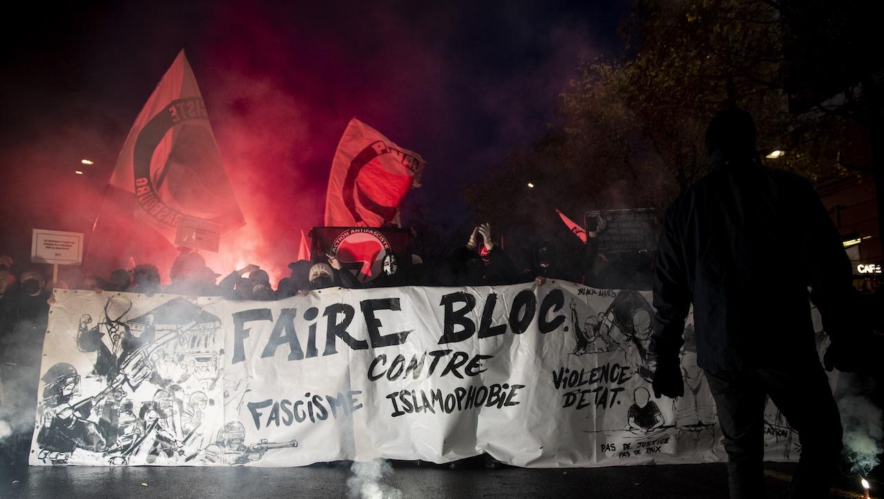 Black Lines, les street artistes qui font les banderoles du cortège de tête