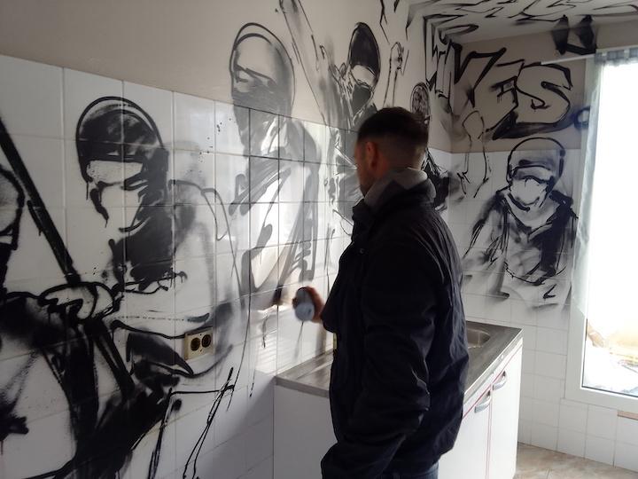 Itvan Kebadian, 37 ans, graffeur et artiste coté, à l'origine de Black Lines