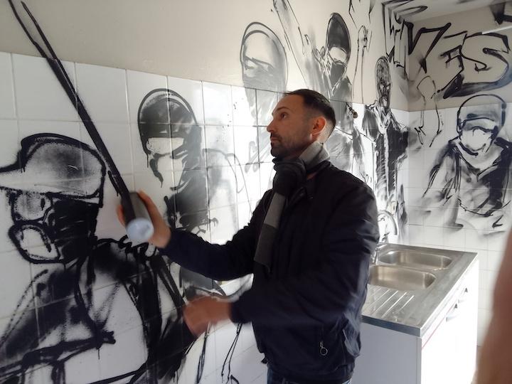 Itvan Kebadian dans son atelier parisien