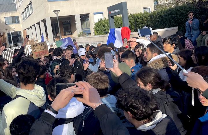 « À tous ceux qui disent que la jeunesse est dépolitisée, c’est faux ! La jeunesse n’a jamais été aussi politisée ! » tonne le député Louis Boyard, aux lycéens qui ont tous sorti leurs téléphones pour le filmer.