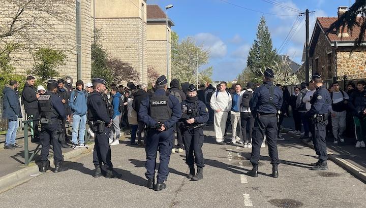 Plusieurs camions de police encerclent le lycée. Une des policière affirme : « nous sommes là pour protéger la mobilisation.» « Nous avons pu discuter avec eux cette fois », raconte Félix, le porte-parole