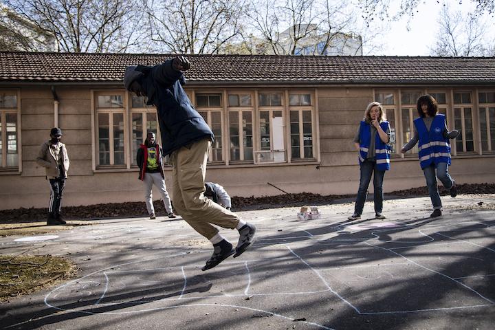 Kaba et ses camarades d’occupation découvrent la marelle dans la cour de l’école.