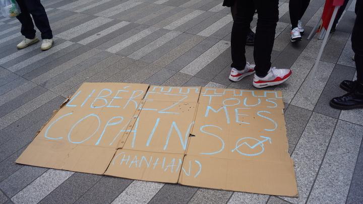 Une trentaine de personnes s’est réunie devant la grande bâtisse de verre pour soutenir les deux ados.