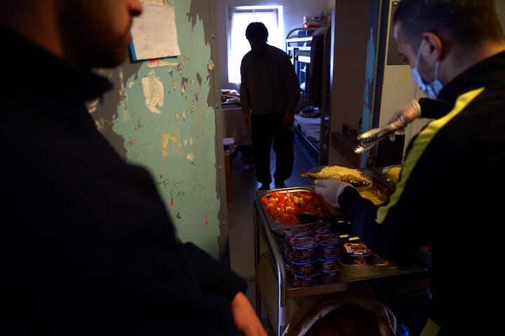Distribution des repas dans une maison d'arrêt
