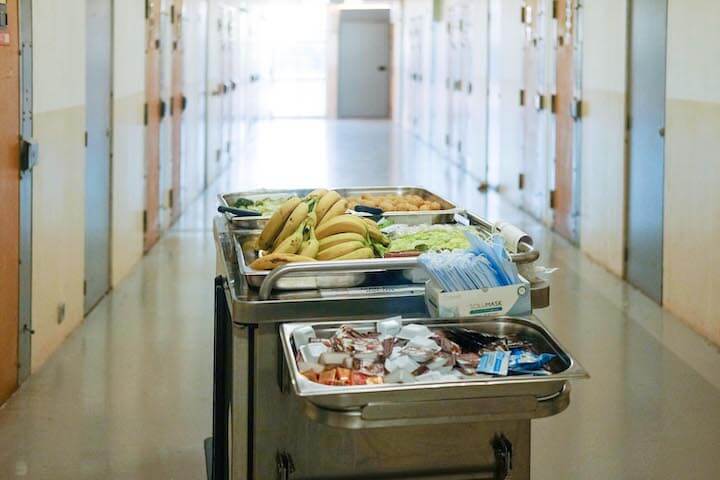 Distribution de repas en prison