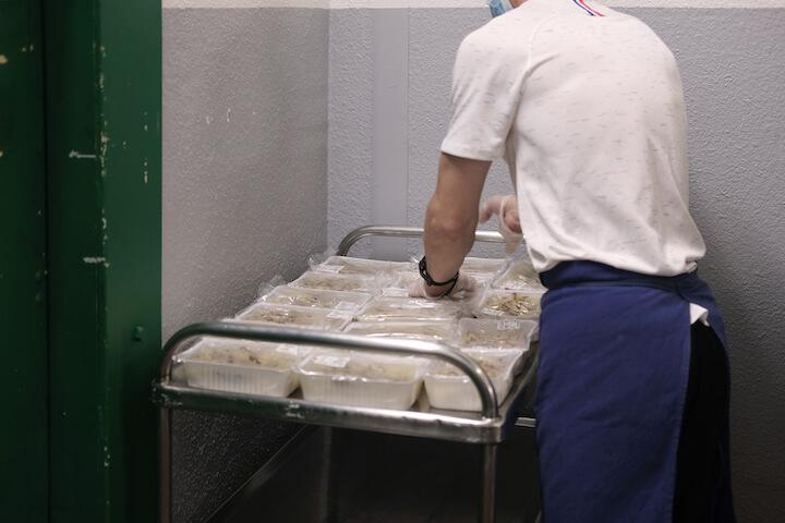 Distribution de repas en barquette