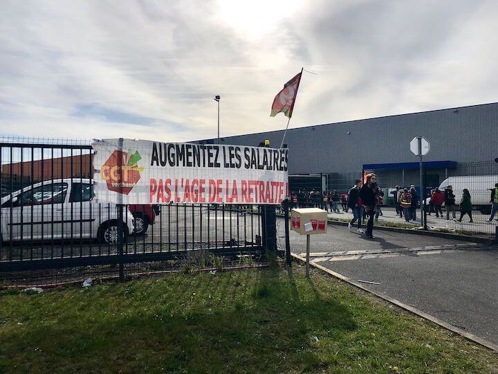 Les femmes en grève de l’usine d’acheminement de Vertbaudet réclament une augmentation de salaire