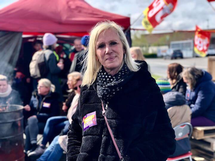 Caroline vit seule avec sa fille et tente de s'en sortir avec son salaire de 1.200 euros net par mois