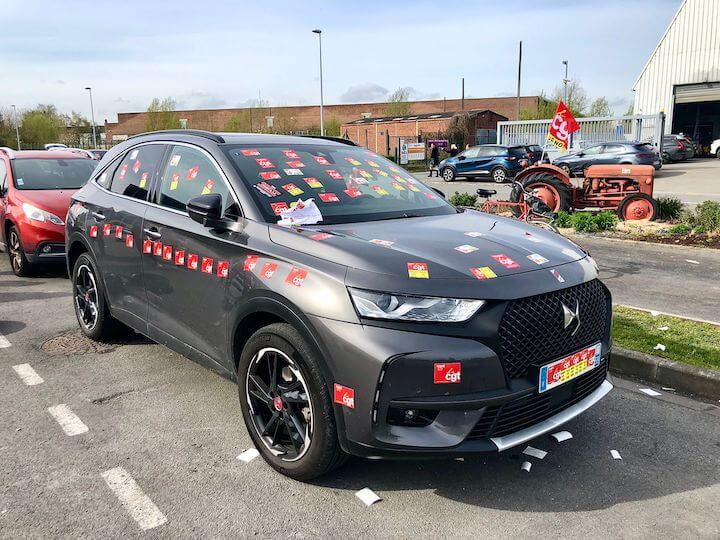 Ce jour-là, deux grosses voitures arrivent aux grilles de l’entreprise. Le patron de l’usine est au volant, accompagné de deux huissiers