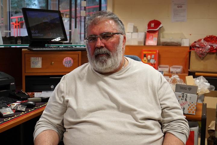 Frédéric Pommé prépare les colis, répond aux mails, fait des commandes à ses fournisseurs. Entre deux cigarettes fumées dans sa boutique, c'est lui qui a confectionné le couvre-chef tant convoité