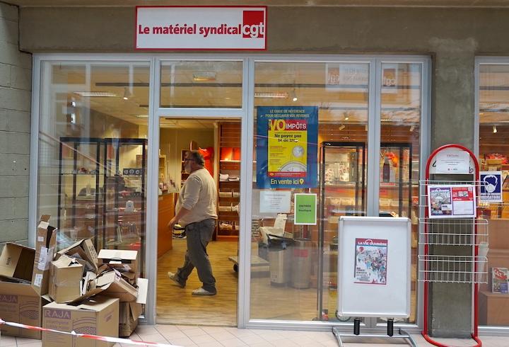 Comme seule lucarne sur le succès de sa collection, Fred n’a que sa boutique, où différents collaborateurs passent en acheter une ou deux, – « jamais pour eux mais pour leurs enfants »