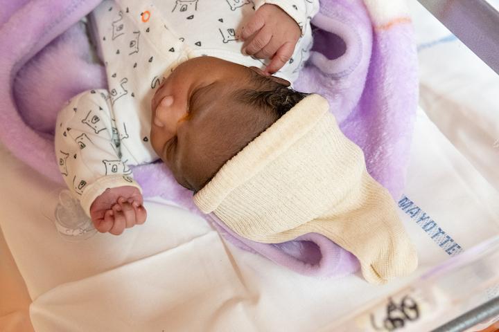 Avec 11.795 naissances en 2022 – 18% de plus qu’en 2021 et un record renouvelé chaque année –, la maternité de Mamoudzou demeure inlassablement la plus productive de France, et même d’Europe.