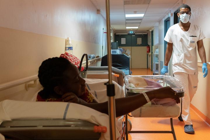 Selon un rapport interne, le taux d’occupation des lits de la maternité a atteint 145% en 2021, alors qu'il devrait être de 85%. Les femmes se retrouvent donc sur les brancards ou même parfois par terre