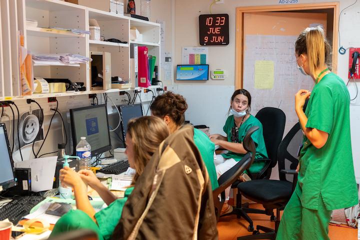 Le personnel, mobile et attiré par la promesse d’une évolution rapide, est plus jeune et moins expérimenté qu’ailleurs.