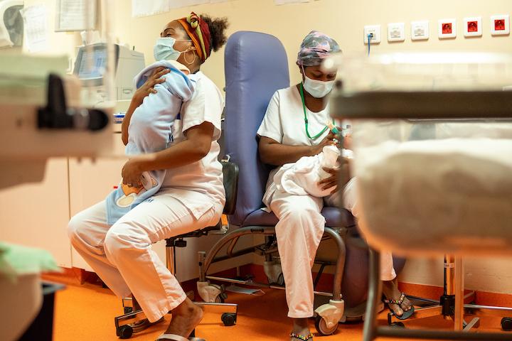  À la maternité de Mamoudzou, on manque de tout, en particulier d’effectif. Actuellement, il y a 56 postes vacants dans le service : 48 sages-femmes et huit gynécologues.