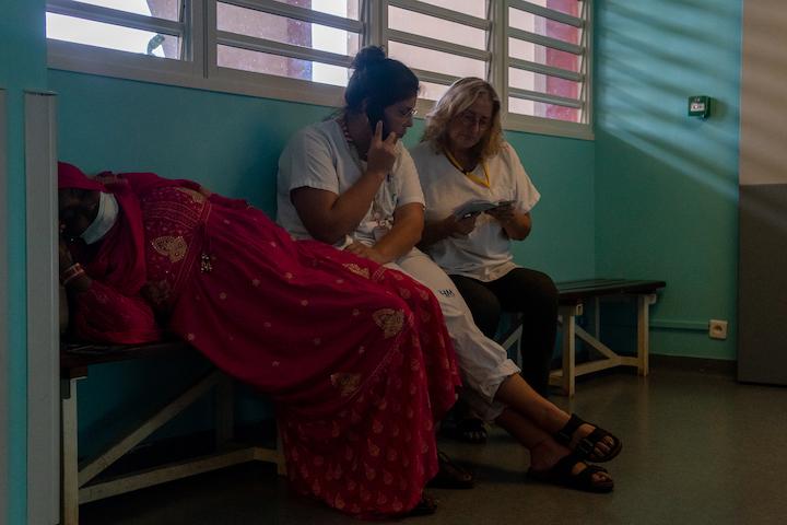 Face à ce manque de personnel, les femmes enceintes prennent leur mal en patience dans les couloirs de la maternité.