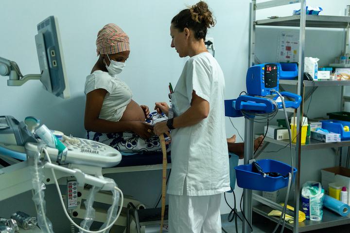 Environ trois quarts des naissances y sont données par des Comoriennes, la plupart arrivées clandestinement dans le département, depuis plusieurs mois ou des années, contrairement au discours dominant.