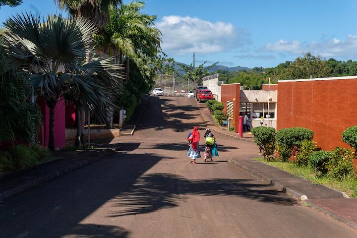 L’idée que Mahorais et Comoriens vivent séparément et de manière imperméable sur Mayotte est bien ancrée. Elle se retrouve dans la communication et la réception de l’opération spéciale baptisée « Wuambushu »