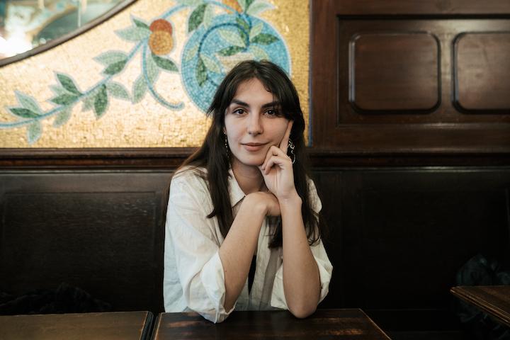 « On veut pouvoir s’adresser au plus de monde possible », nous explique la militante quand on la rencontre dans un café, Place de Clichy, à Paris