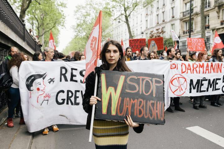 À 24 ans, l’étudiante parle révolution, dénonce les violences policières et voudrait renverser le système