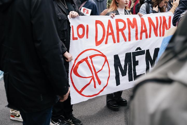 La Parisienne est membre du collectif Poing levé, émanation étudiante du parti trotskiste Révolution permanente (RP