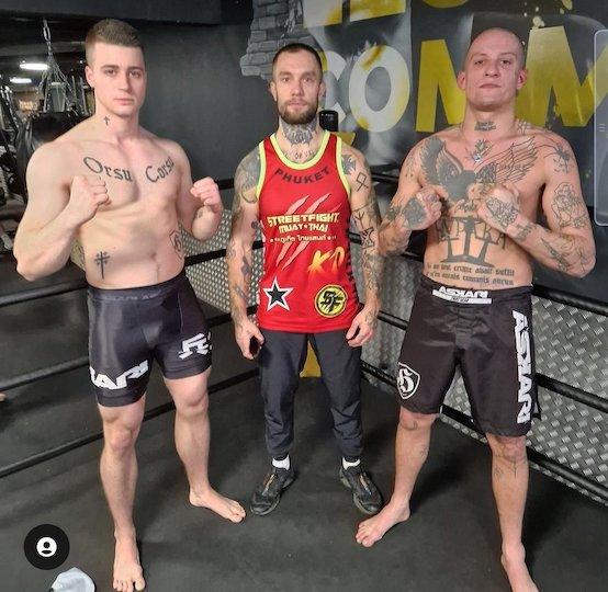 César A. est un coach de sport et travaille avec des combattants d'extrême droite comme Maxime Bellamy (à gauche).