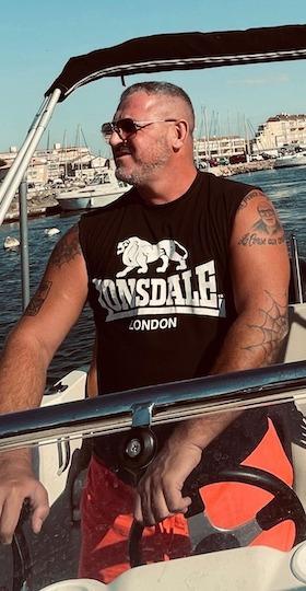 Ce membre des Viola Front, un ancien groupe de hooligans toulousains, a été reconnu par Théo C. Sur Facebook, le hools vante son côté fasciste