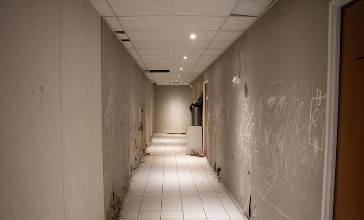 Pour loger autant de personnes dans des bâtiments désaffectés, Romain mise sur les installations en nombre