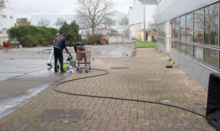 C’est ici, dans la cour du squat, qu’en septembre 2021 a eu lieu une rave party, rassemblant des centaines de teufeurs jusqu’à six heures du matin