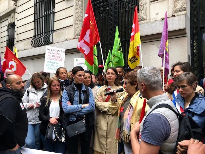 Ce mardi 23 mai, les femmes en grève de Vertbaudet et leurs soutiens se sont rassemblés devant le siège du groupe qui détient la marque de puériculture