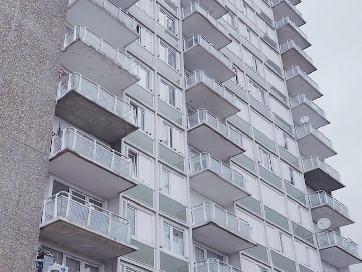 Les gardiennes sont aussi des confidentes et un soutien pour les habitants.