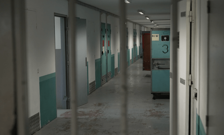 Théo a été isolé à tort car sa note de gestion indiquait qu'il avait été incarcéré pour « association de malfaiteurs terroriste ». Sauf qu'il n'avait jamais été condamné pour un tel délit..