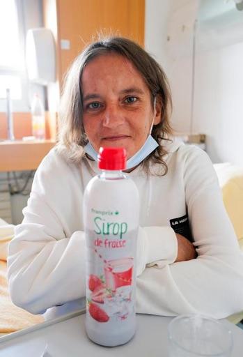Sonia pose avec un sirop de fraise. Elle a tenté de se soigner.