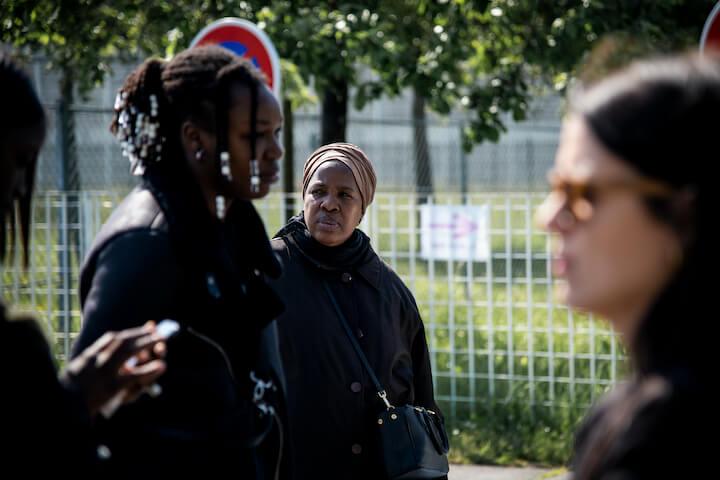Kadiatou, la maman d'Alassane, devant la maison d'arrêt de Fleury-Mérogis