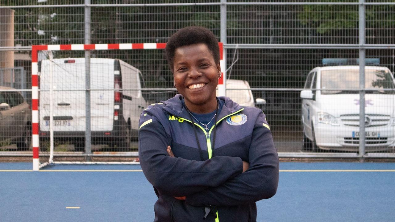 Sara Jubara, la toute première entraîneure de foot du Soudan, réfugiée à Paris