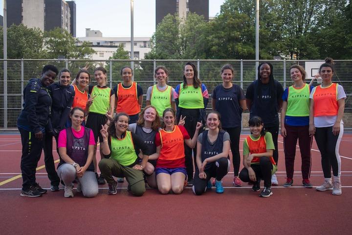 Sara Jubara et l'équipe féminine de Kabubu, une association qui favorise l'inclusion des personnes exilées grâce au sport, au terrain Hautpoul dans le 19e arrondissement