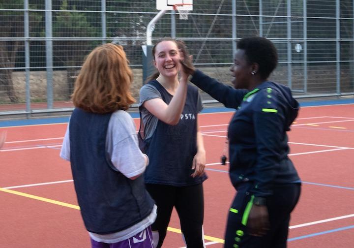 Sur le terrain, Sara Jubara « est de bonne humeur », toujours « avec un mot gentil, peu importe le niveau de chacune »