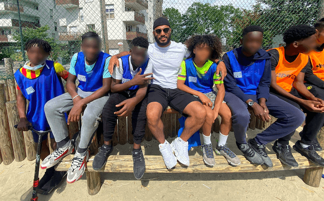 Jessy Bamby est devenu une personnalité du coin et s’est affairé à créer du lien avec les familles du quartier : il a notamment organisé un tournoi de foot inter-quartiers sponsorisé par Nike ; il a aussi fabriqué une piscine artisanale en bois et matériaux recyclés avec les jeunes de sa structure